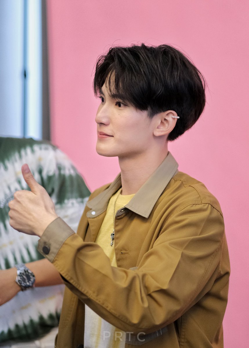 PRTC_Photo's tweet photo. เยี่ยมครับ 👍🏻 #First_Chalongrat #รักแรกของเฟริสท์ #JaFirstBirthdayFanSign https://t.co/M4qSwRWdpm