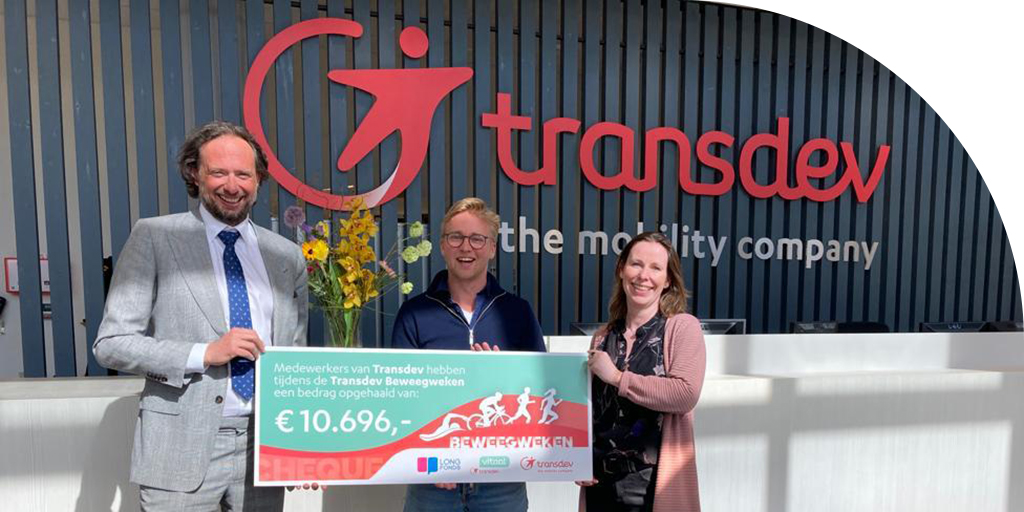 Longfonds's tweet photo. Vandaag overhandigde Manu Lageirse, CEO van onze partner @Transdev, een cheque met de opbrengst van de Transdev Beweegweken. Collega’s van Transdev legden 20.257 kilometer af en haalden een bedrag op van € 10.696. Geweldig! Heel veel dank. #beweegweken #schonelucht #dankbaar https://t.co/0BphAauv1J