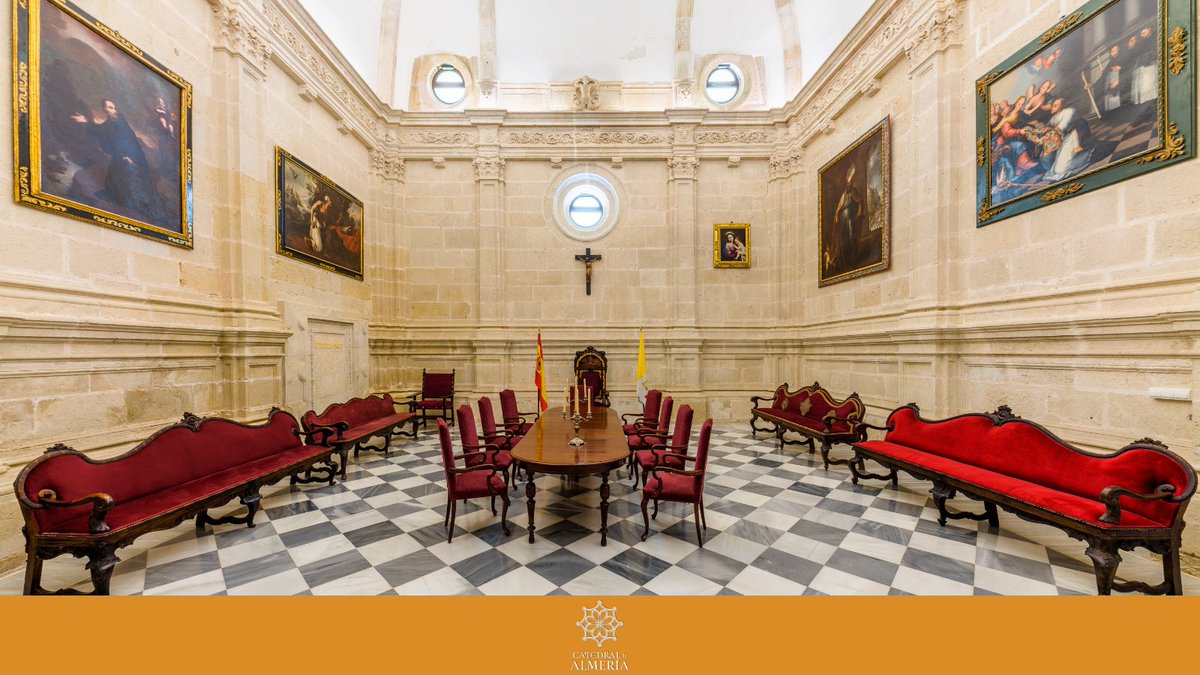 Esta es la Sala Capitular de la #Catedral de #Almería . Llama poderosamente la atención la decoración de la Sala, tanto de la puerta de acceso, como de la bóveda.
#visitaalmería #catedraldealmería