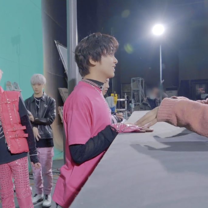 ทีมงานตบๆตรงนั้นแล้วน้องแฮชานก็เดินมาวางมือแหมะ น้องแมววววววววววว 😭😭😭😭