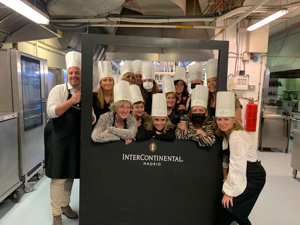 ForumBusinessTr's tweet photo. ¡¡Gran experiencia gastronómica la que tuvimos el martes en el Chef's Table del hotel @intercontinental_madrid, en la Semana de la Tierra, con el mejor equipo de travel managers colaborando en los fogones!!
@InterConHotels 
#gastronomia #experiencia #foodie #foodart https://t.co/mHJE30TE8G