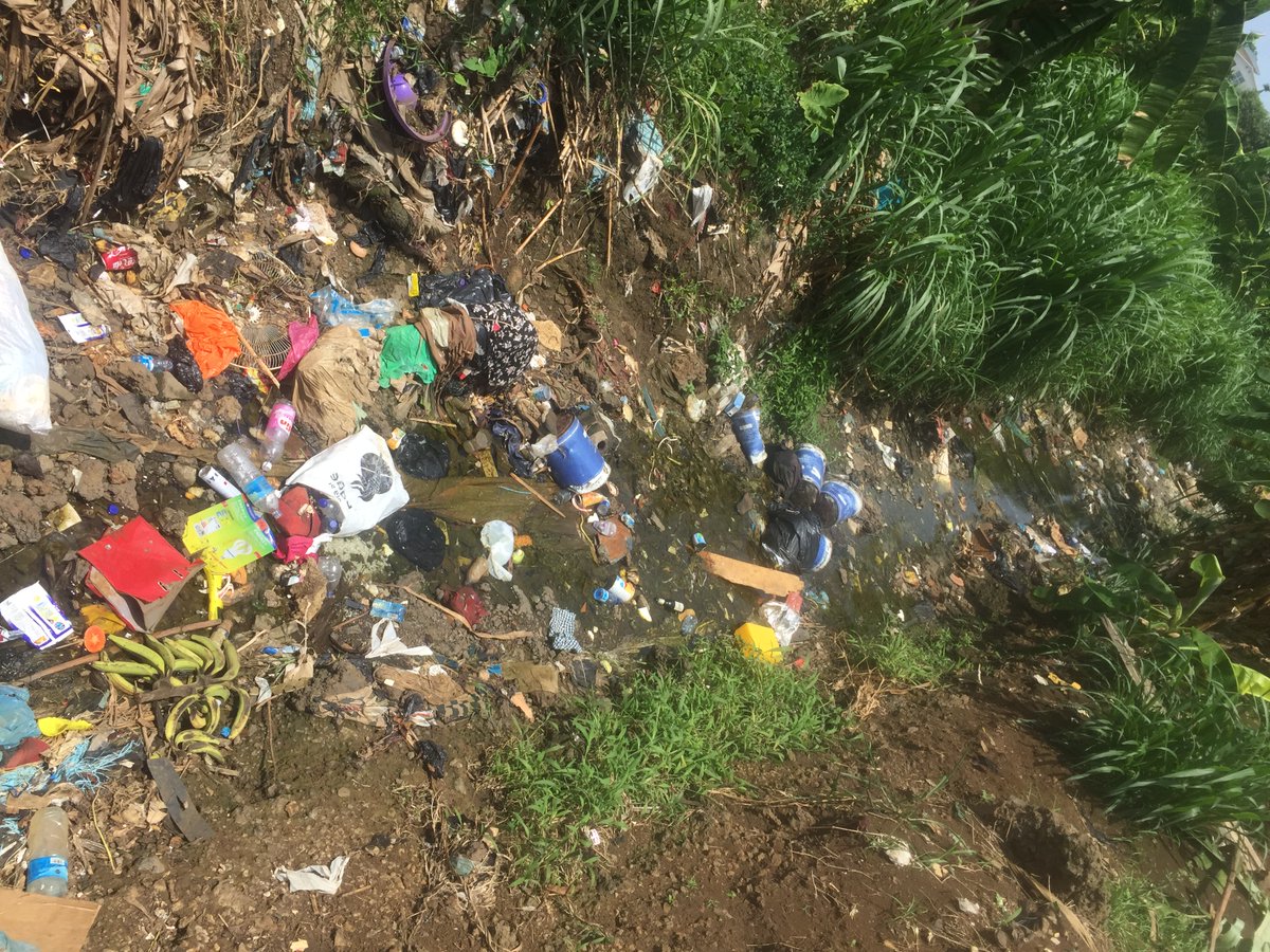 Niños bañándose en un río en mal estado.