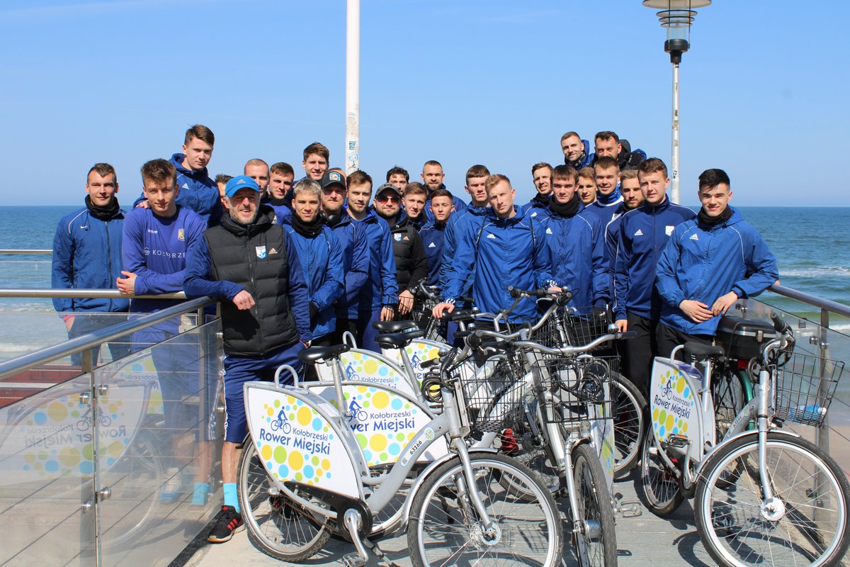 Trwają przygotowania do sobotniego meczu z Unią Janikowo. Dzisiaj w ramach regeneracji po środowym meczu sztab zarządził  jednostkę treningową na rowerach 🚴

Dziękujemy miastu Kołobrzeg oraz Nextbike Polska za pomoc w realizacji zajęć 🤝⚪🔵⚓