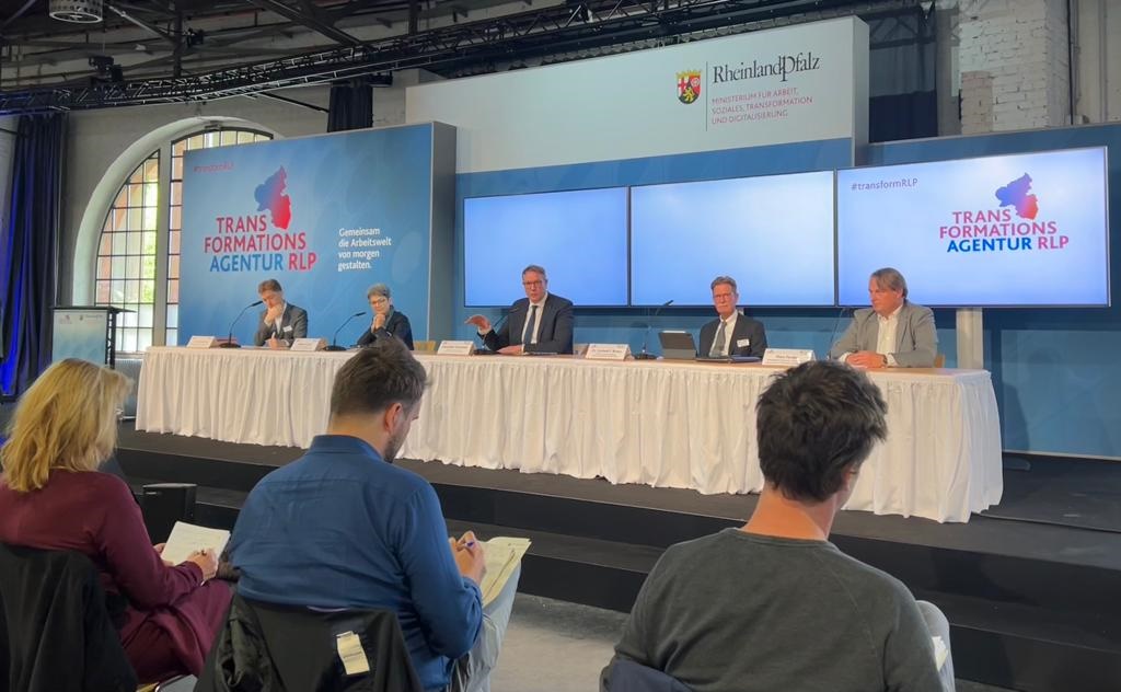 mastd_rlp's tweet image. Eine wichtige Rolle kommt der Agentur in einer gemeinsamen Kooperationserklärung zur #Transformation zu. „Nur gemeinsam schaffen wir es, beim Wandel der Arbeitswelt alle mitzunehmen“, dankt Minister @Alex_Schweitzer @RD_RPS, @DGBRLP und @LVURLP.

#transformRLP