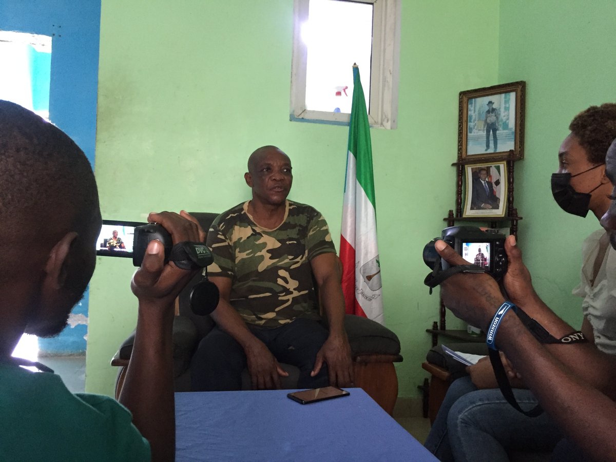 Charlando con el Presidente de la Comunidad del B/Paraíso sobre el mal cuidado de los río.

"La gente de mi comunidad vierte basura en los ríos por la falta de suficientes contenedores de basura, asegura Tomás Mba bakale".