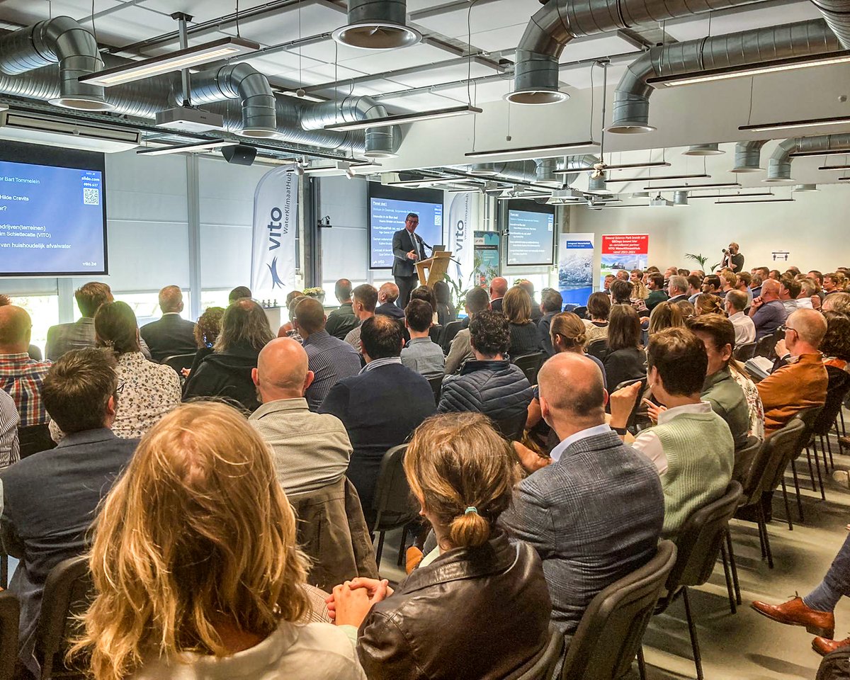 VITO (@vitobelgium) on Twitter photo Burgemeester <a href="/Barttommelein/">Bart Tommelein</a> opent 'Samen over water', het eerste event van de #WaterKlimaatHub in Oostende, voor een afgeladen volle zaal in @OstSciencePark. 💧 Ontdek meer over de WaterKlimaatHub op vito.be/nl/waterklimaa… #bluebridge #ostendsciencepark Burgemeester <a href="/Barttommelein/">Bart Tommelein</a> opent 'Samen over water', het eerste event van de #WaterKlimaatHub in Oostende, voor een afgeladen volle zaal in @OstSciencePark. 💧 Ontdek meer over de WaterKlimaatHub op vito.be/nl/waterklimaa… #bluebridge #ostendsciencepark