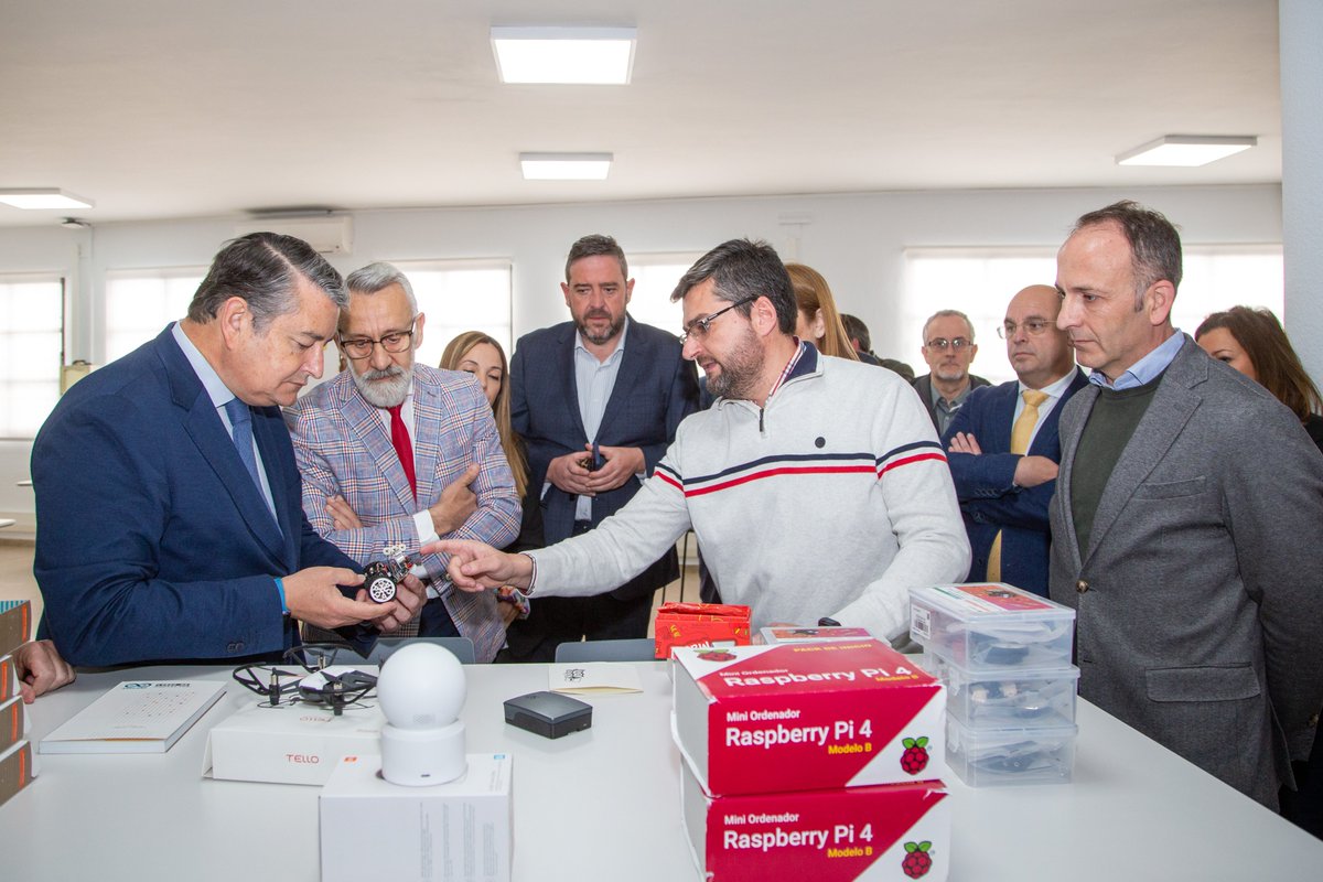 Esta mañana, <a href="/antoniosanz/">Antonio Sanz Cabello</a>, Viceconsejero de <a href="/InteriorJunta/">Consejería de la Presidencia y Emergencias</a> ha inaugurado el tercer Punto Vuela Guadalinfo en #Bonares #Huelva. Descubre todo lo que puedes hacer desde hoy #VuelaGuadalinfo (abrimos hilo👇)