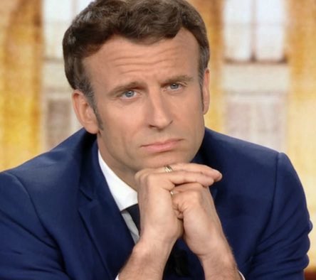 Gatientoutseul1's tweet photo. Quand j'écoute mon patient me dire qu'il se brosse les dents 4x/ jour alors qu'il y a 3mm de plaque partout 🪥🦷 https://t.co/C50ovtL4He