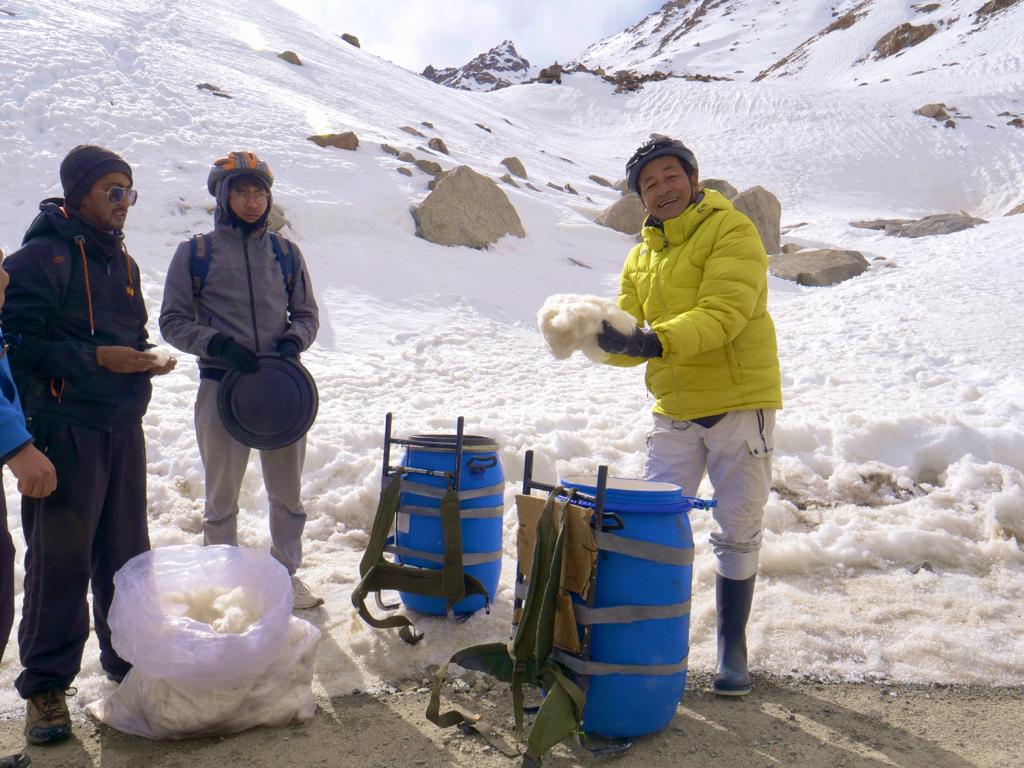 Wangchuk66's tweet photo. #CASHMERE FIBRE TO INSULATE GLACIAL ICE FROM LADAKH
We used #pashmina from our nomadic herders at 'All Changthang Pashmina Growers Cooperative Marketing Society' to insulate the ice
#Vocal4Local
The ice will be presented to HH the Dalai Lama on #EarthDay at #DialogueForOurFuture https://t.co/XEYMooZywx