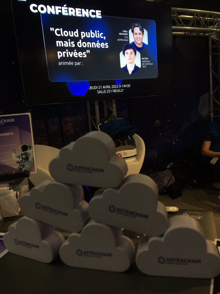 astran_'s tweet photo. En attendant notre #AstraConf dans 30 minutes, on a la tête dans les nuages…
#cloud #DevoxxFR #cloudpublic #goodies https://t.co/kI1Kwlr1JR