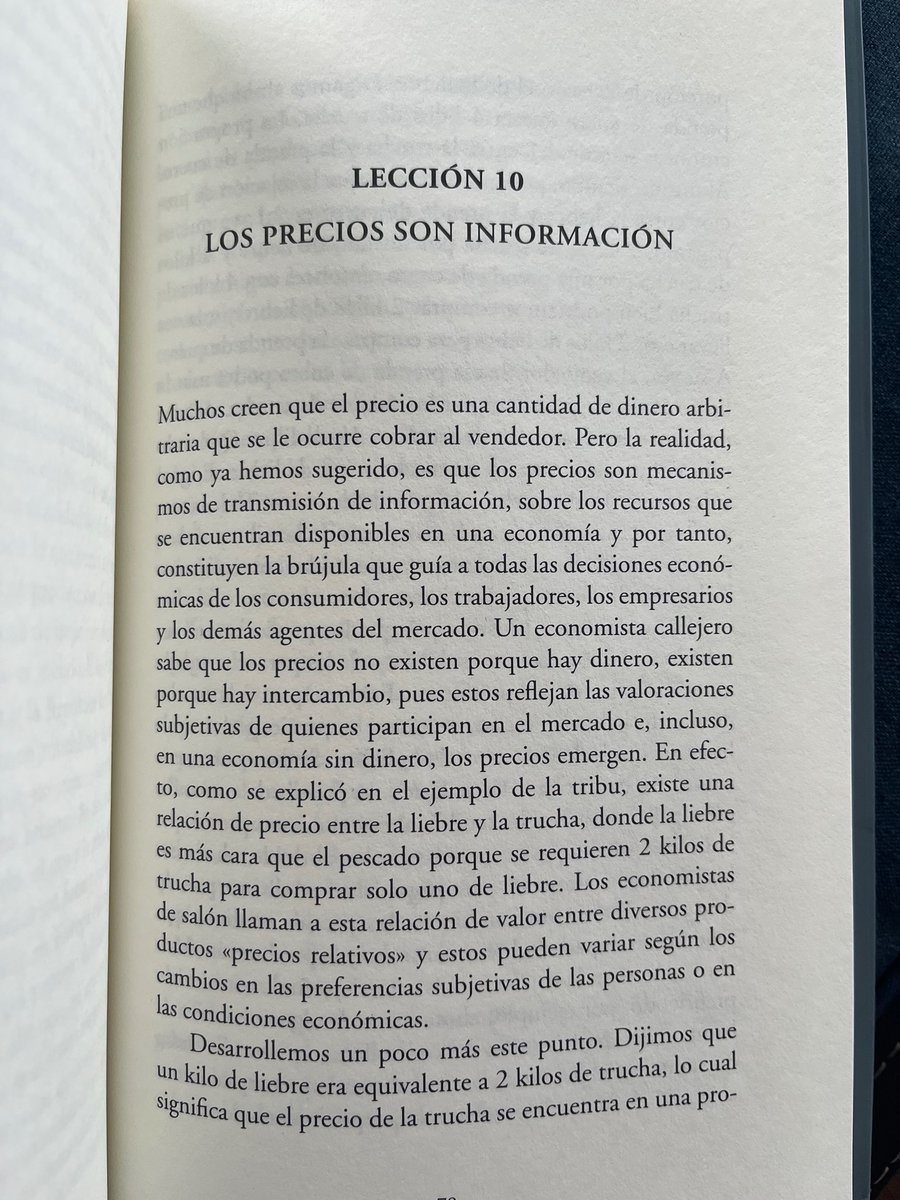 AXELKAISER's tweet photo. Le regalaré un ejemplar de "El economista callejero" a Boric, Camila y Giorgio. En la lección 10 explico que los precios son información y que fijarlos produce desabastecimiento. Está escrito en simple así que podrán entenderlo. https://t.co/DWlLzuK2zc