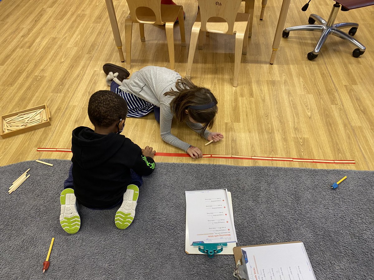 CaedmonKinder's tweet photo. Measuring with non standard materials #CaedmonKindergarten #CaedmonMath https://t.co/a22qqDBxOe