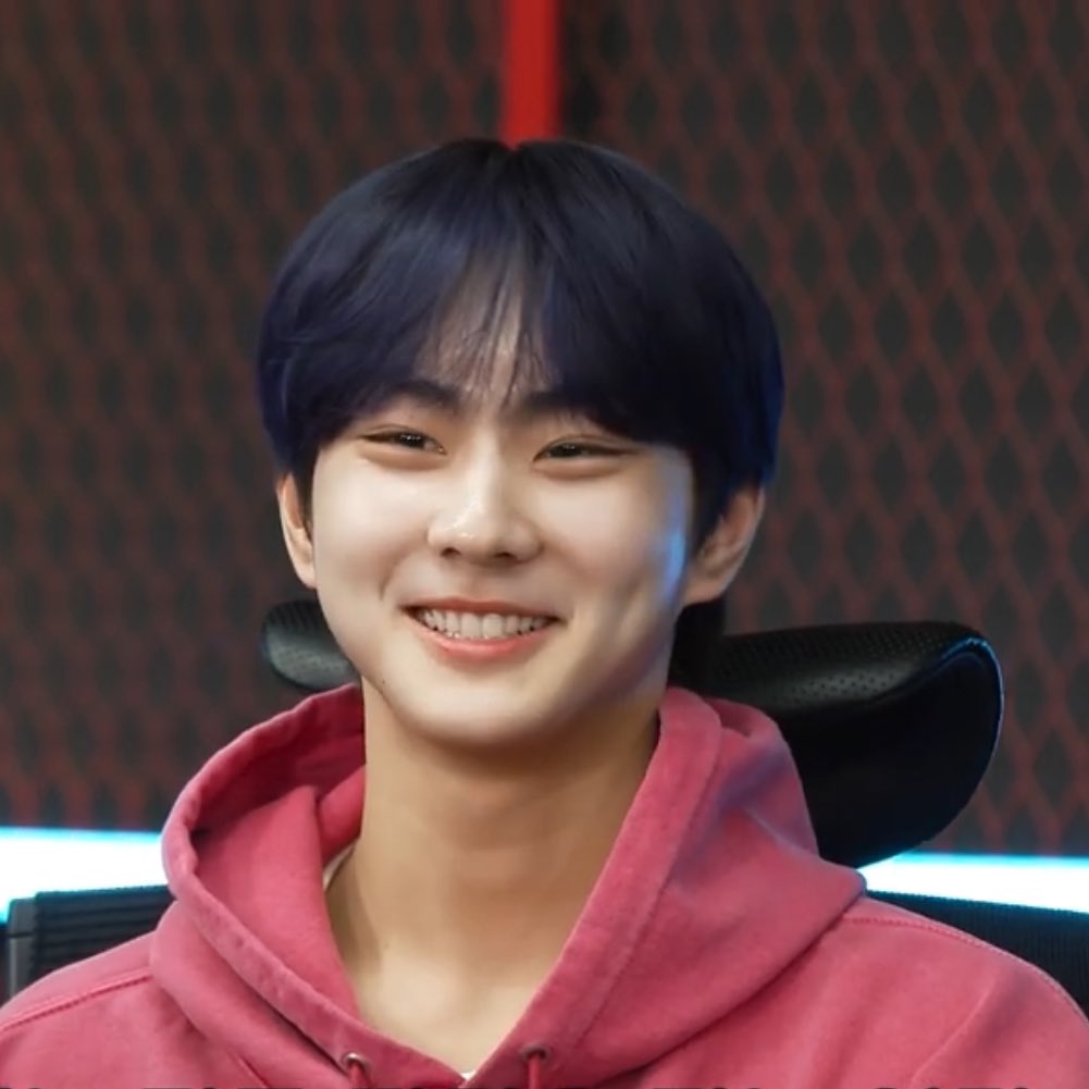 0209feed's tweet photo. jungwon, the cutest gamer https://t.co/vrb8vCTiQ6