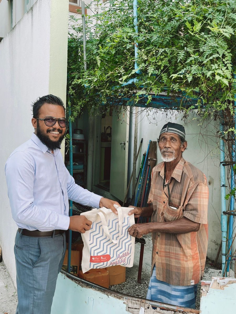 I passed my #EhgeinAnehGeyah bag to Naseembe who played a key part to keep our hulhumale clean till he retired after 16 years of service. 
ނަސީމްވެ ބުނީ ޖެހިގެން ހުރިގެއަށް ޕާސްކޮށްލާނަމޯ . 
#EhgeinAnehGeyah #Myhulhumalé
<a href="/hdcmaldives/">Housing Development Corporation</a> <a href="/MyHulhumalemv/">My Hulhumalé</a>