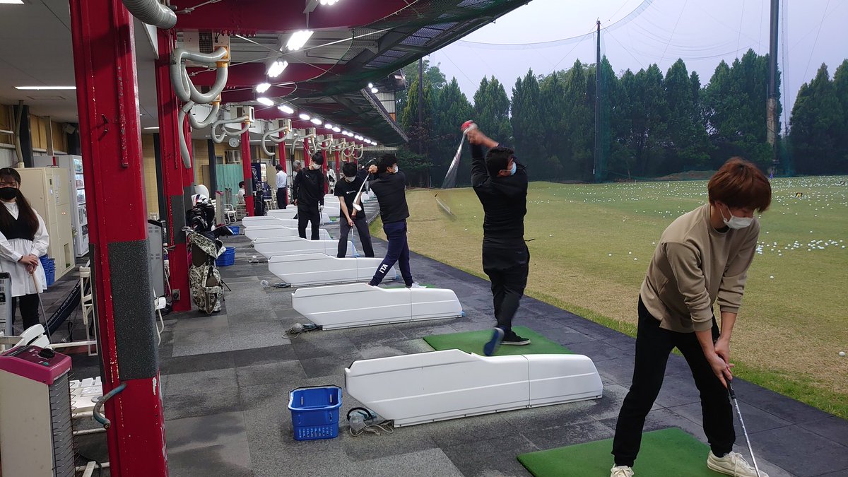 ehimemedgolf's tweet photo. 今日は新年度2回目の活動でした！
いつもより気合いの入った活動となり、参加者全員しっかり練習できました🏌️

そしてなんと、新たに2人の新入部員が誕生しました🎉😃✌️

夏の大会に向けてがんばります💪 https://t.co/f3NF0MJ9h8