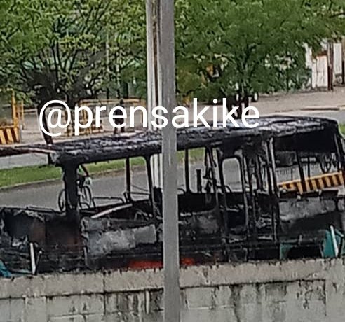 prensakike's tweet photo. #21Abril #UltimoMinuto Se incendió una buseta tras su chofer chocar contra la isla de la estación de servicio La Victoria en #Guanare.

Una comisión de bomberos de #Portuguesa sofocó el fuego https://t.co/1b912GMy1n