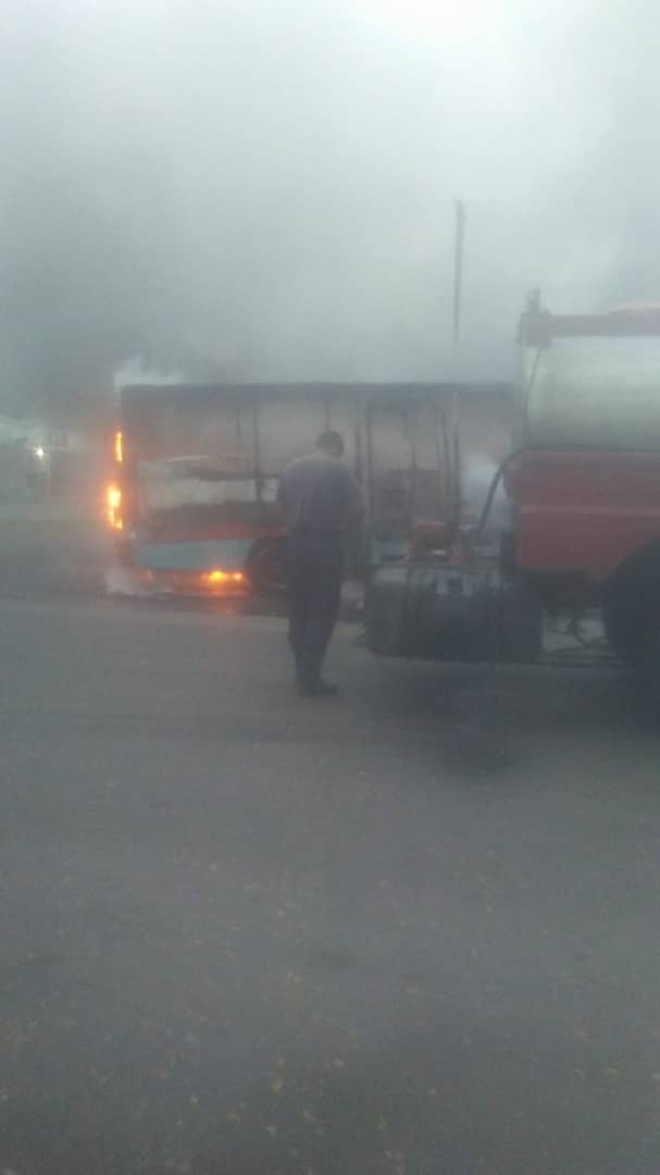 prensakike's tweet photo. #21Abril #UltimoMinuto Se incendió una buseta tras su chofer chocar contra la isla de la estación de servicio La Victoria en #Guanare.

Una comisión de bomberos de #Portuguesa sofocó el fuego https://t.co/1b912GMy1n