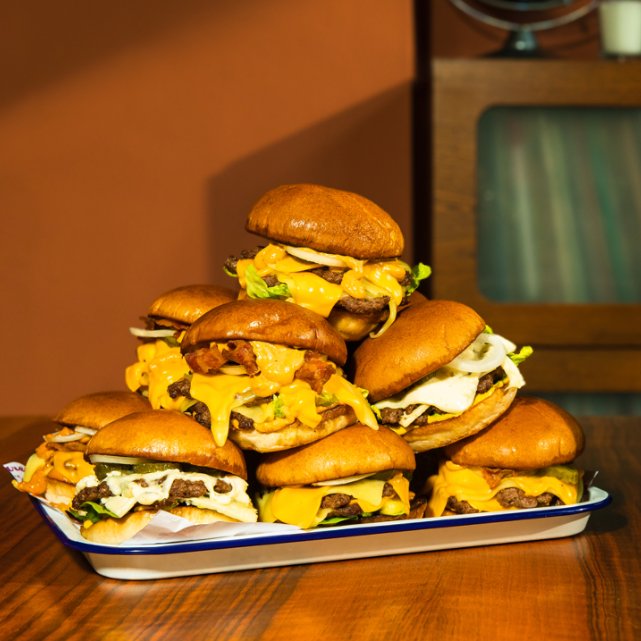 🚨Free burger alert🚨

New burger joint Saucy Buns has launched a pop up phone box in Bishops Square, Shoreditch, where you can grab yourself a free burger today.

🍔Go, go go 🍔
