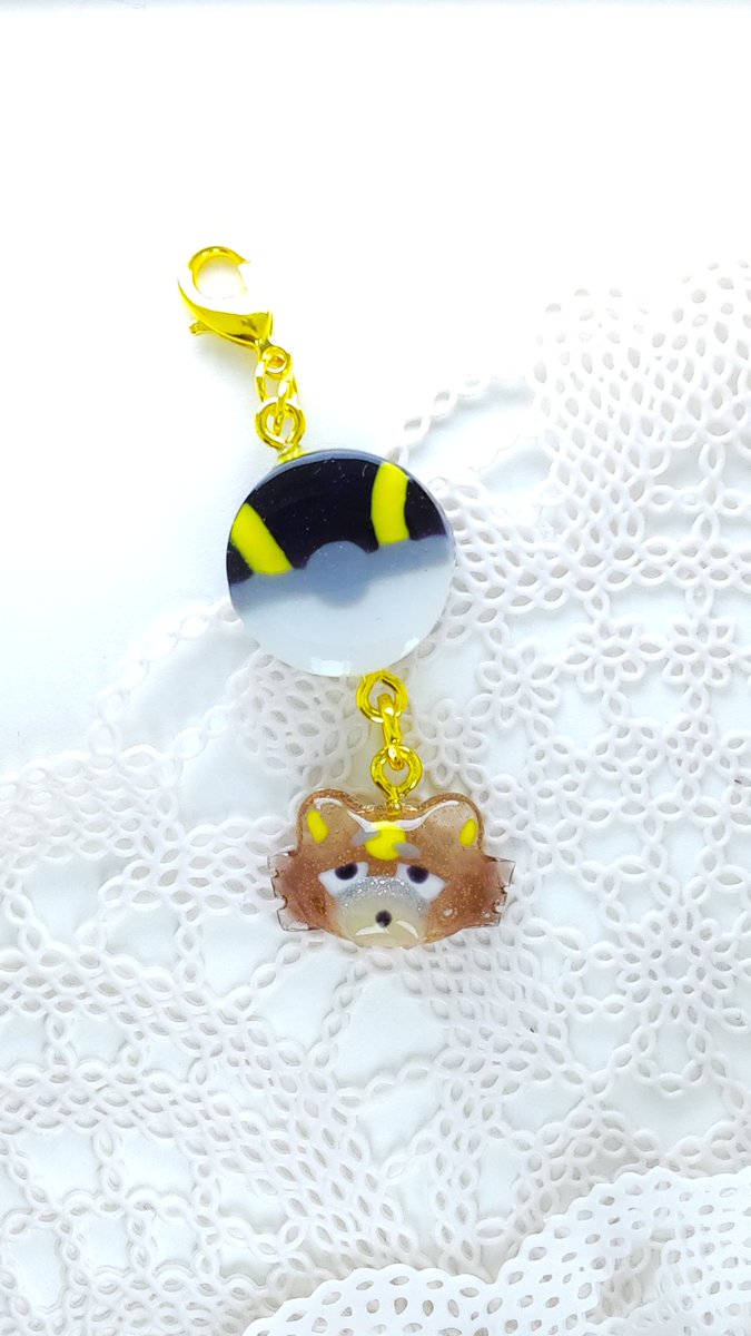 またまたガチグマちゃん制作しました😊
今度は立体感のあるガチグマちゃんが出来ました♪
クマの足跡は指が多いから若干潰れましたが…😱
かわいいピンバッジとキーホルダーが出来ました👍
すでにお嫁に行きましたが、喜んでもらえてよかった🎉

#ファンアート　#レジン　#ポケモン