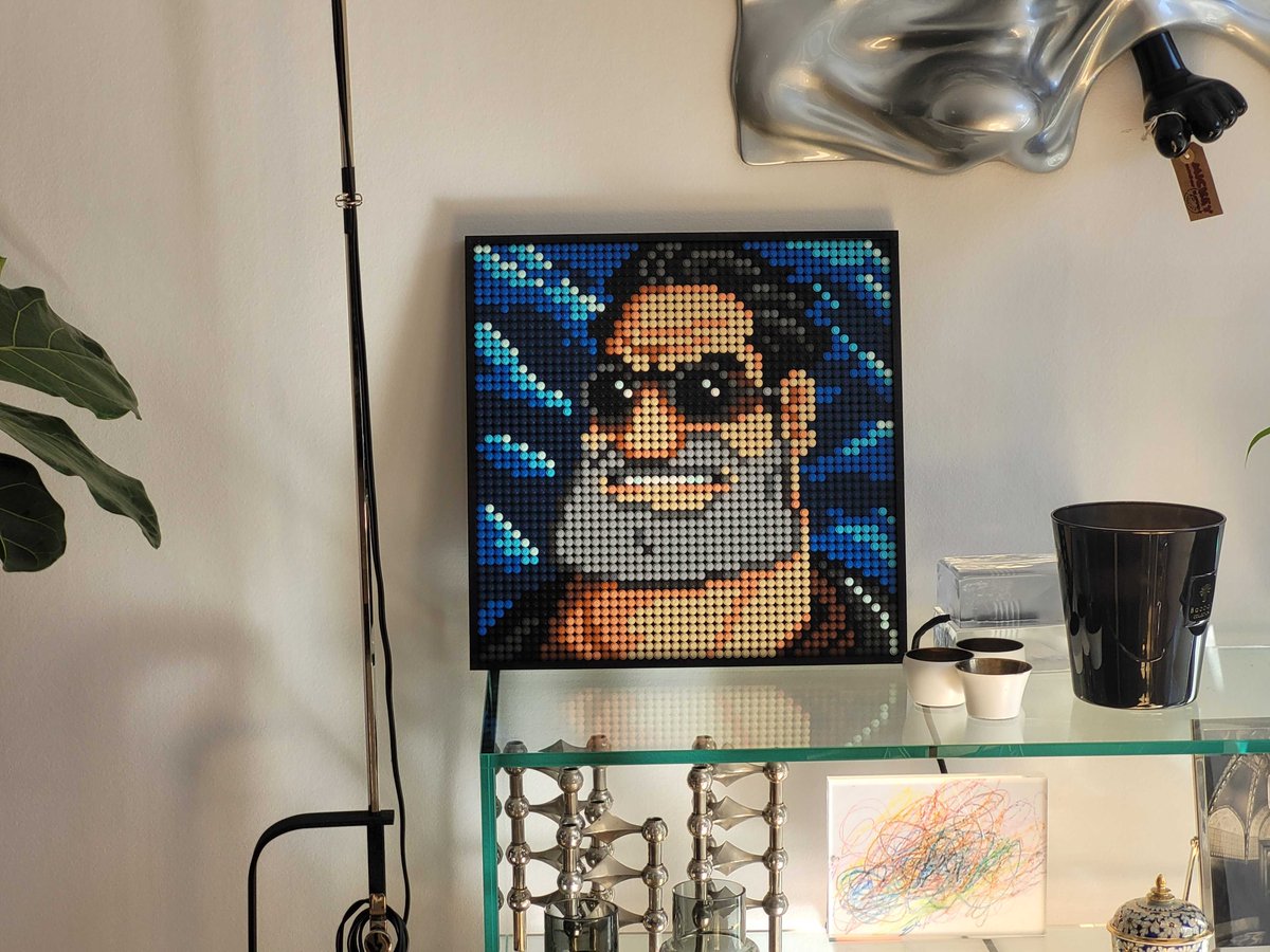 erik_soderholm's tweet photo. "Whenever I smell asphalt, I think of Maureen."
This turned out so great, I just love it so much!😍
Managed to only use parts from the Batman set, even though counting the pixels sucked. It made sure the amount of parts matched up, though.
#fullthrottle #legomoc #lego #pixelart https://t.co/WZtLW73eAp