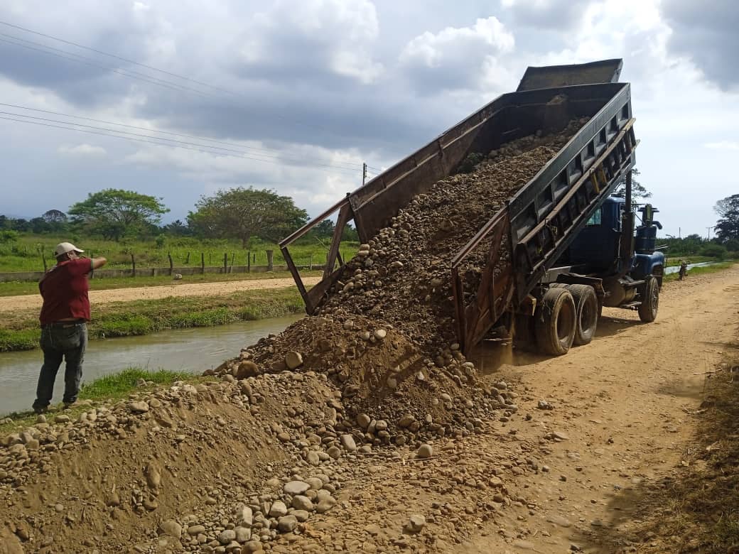 C_LaPastora's tweet photo. #20 abril.
#Caña molida 1.491,61 Ton. #Molida acum 232.370,28 Ton. #Rendimiento 7,02.
Trabajos de engranzonamiento en las vías para mejor circulación de los #Camiones de #Caña🎋🎋 https://t.co/UlBrA4ozpv