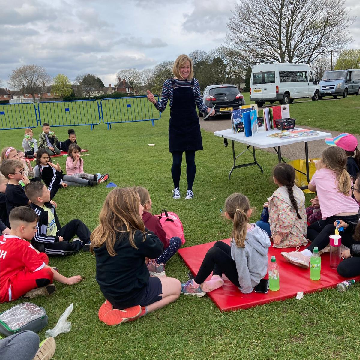 🌎 𝐇𝐀𝐏𝐏𝐘 𝐄𝐀𝐑𝐓𝐇 𝐃𝐀𝐘 🌎 It's important to take care of where you live. With the weather this nice, let's get outside and enjoy nature ☀️ Melbourne Park welcomed Laura Etherington from Read On Nottingham, who went out to encourage children to pick up a book #EarthDay