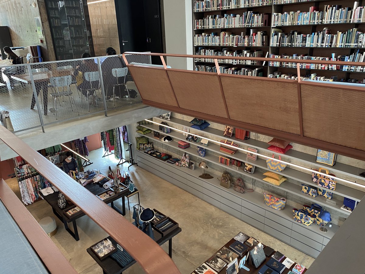 the_kimhun's tweet photo. Jim Thompson Library แอร์หนาวมาก หนังสือน่าสนใจเยอะมาก บรรยากาศเงียบ เหมาะกับการมานั่งคิดงาน อุดหนุนกาแฟเค้าหน่อย(แต่เค้าไม่ได้บังคับนะ) ที่นี่ปิด 6 โมงเย็น บรรยากาศเหมือนมานั่งบ้านเพื่อน https://t.co/XGvPuIiOtL