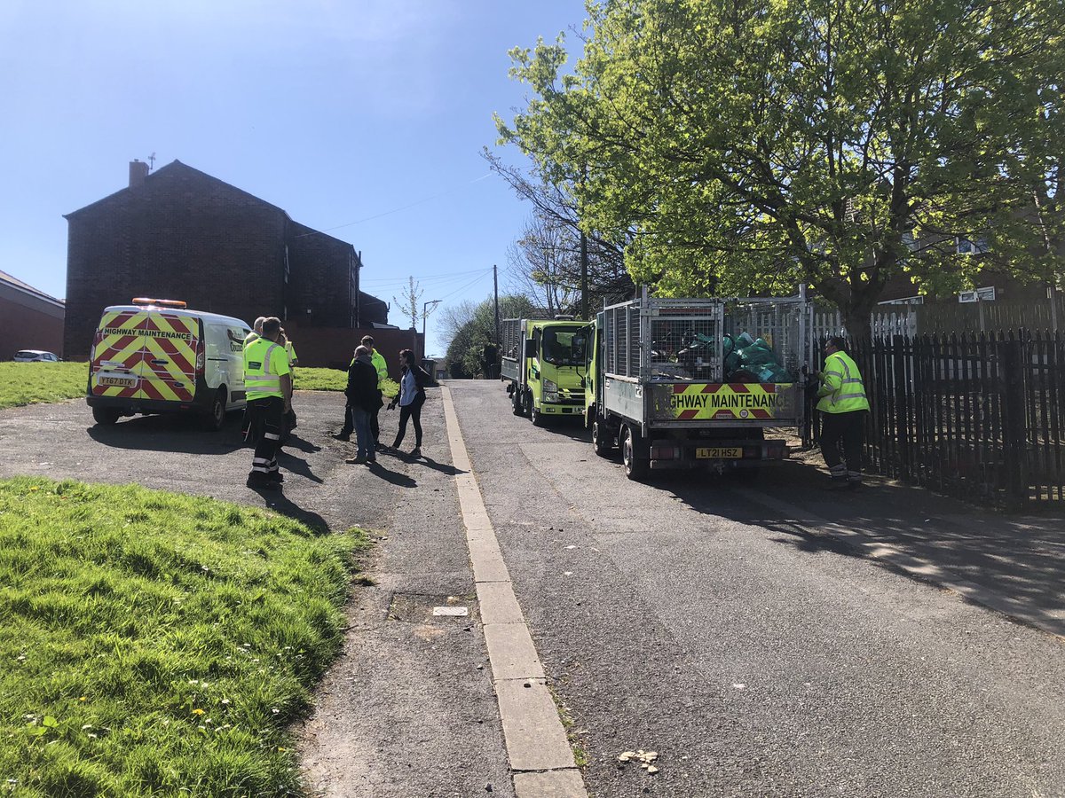 Excellent turn out today for the Willows Estate action day! Many litter bags filled &amp; skips full to the brim !🙌🏽
Huge thanks to all that made today possible 👏 looks much better 😀
@boltonathome <a href="/boltoncouncil/">Bolton Council</a> 
#TeamBolton 
@NaziraP_BaH <a href="/WoodsC123/">Woods123🚜🚜🚜</a> <a href="/adamwarbrick01/">AdamWarbrick1</a>