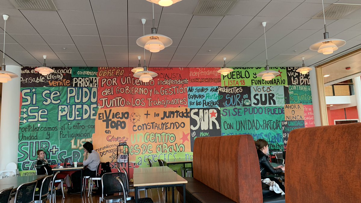 En la cafetería de la Universidad de Oslo tienen las paredes cubiertas con afiches de una facultad random de la UBA.