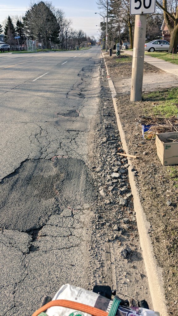 FlimbsOnTheRoad's tweet image. Why can&apos;t cyclists ride as close as possible to the curb and always in a straight line?

@311Toronto @tomflood1 @TO_Cycling #ActiveTO