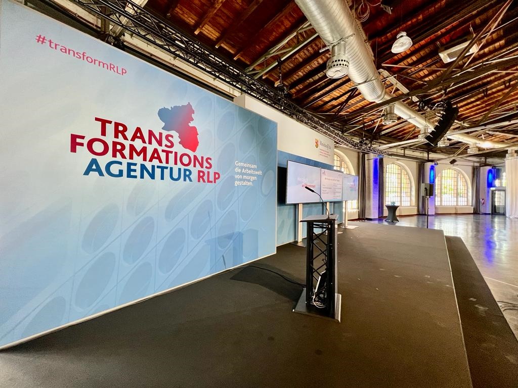 mastd_rlp's tweet image. Der Countdown läuft ⏰ Rund 600 Menschen haben sich zur Auftaktveranstaltung der #Transformationsagentur #RLP um 14.30 Uhr angemeldet. Zuvor stellten Minister @Alex_Schweitzer, @RD_RPS, @DGBRLP und @LVURLP die Agentur den Medien vor.

#transformRLP