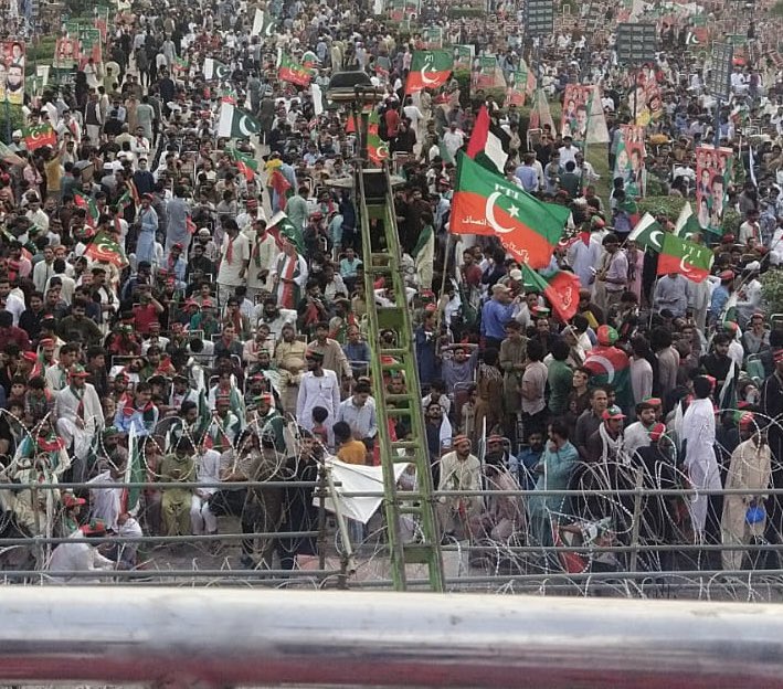 PTIofficial's tweet image. Minar-E-Pakistan charged crowd increasing by each second! An historic jalsa is going to happen today.. don’t miss it! #امپورٹڈ_حکومت_نامنظور