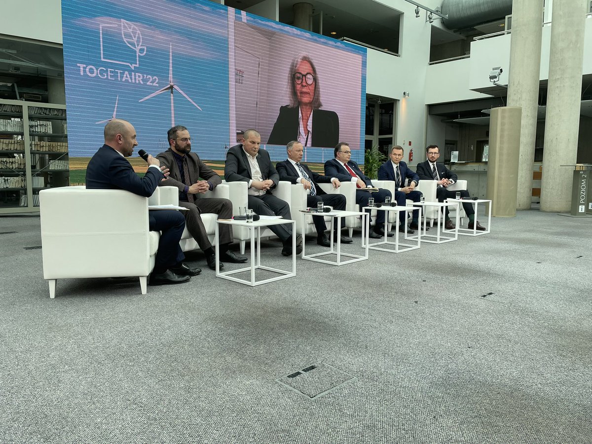 Marek Chraniuk #TOGETAIR2022: Obecnie coraz więcej pasażerów dostrzega minimalny wpływ kolei na środowisko, dlatego m.in. wybierają pociągi jako podstawowy środek transportu. Wyniki naszych badań wskazują, że 51% osób wybiera kolej, bo emituje najmniej CO2.