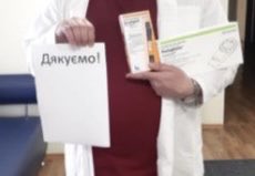 This note held by a doctor in the Ukraine says Thank you. Thanks to all for making this delivery of insulin, syringes and pen needles and blood glucose test strips and meters possible. Thanks donors, ⁦@SpareARose⁩, IFL teams, all people in the delivery chain. 🙏🌹🌻🌹🙏