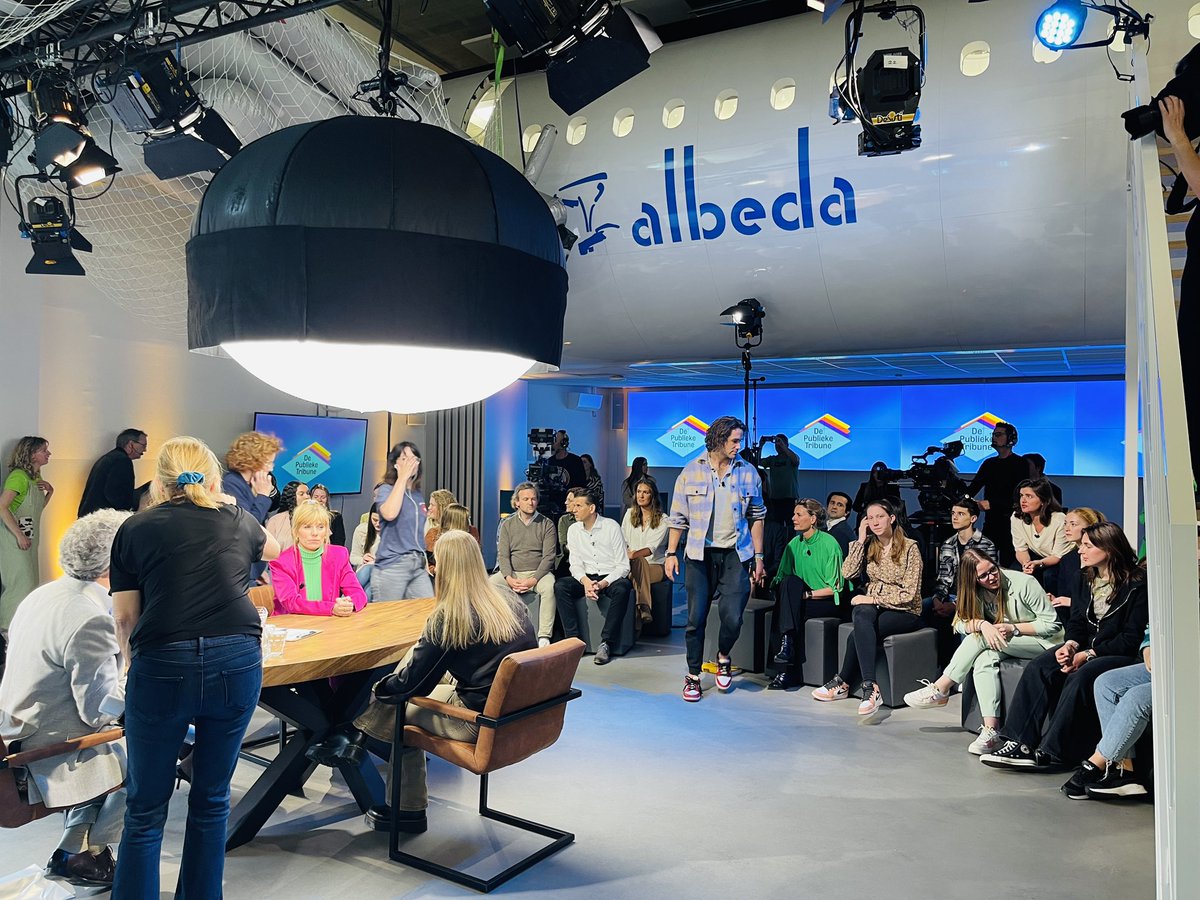 Vandaag zijn bij <a href="/AlbedaMBO/">Albeda mbo</a> de opnames voor het programma de <a href="/publieketribune/">De Publieke Tribune</a> van <a href="/omroephuman/">HUMAN</a> over digitale vaardigheden #Burgerschap en #Socialmedia studenten, docenten <a href="/EricStam/">Eric Stam</a> en <a href="/FredrikszSimone/">Simone Fredriksz</a> praten mee!