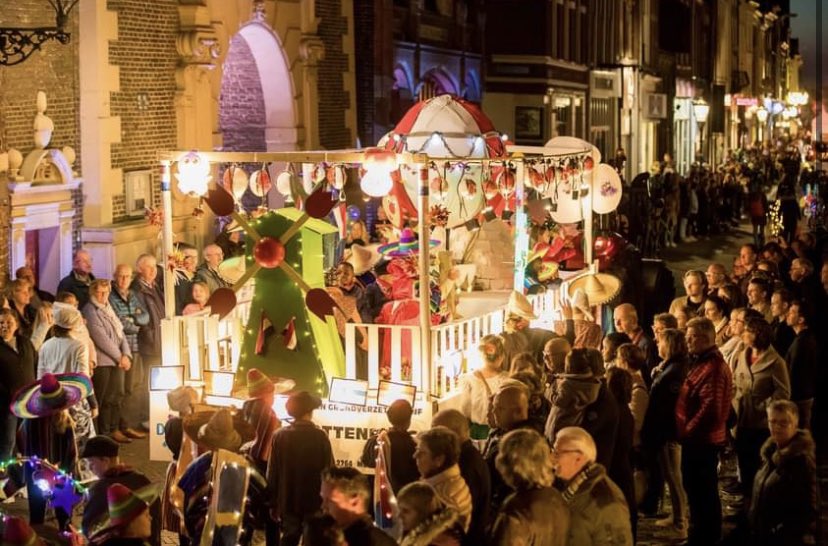 De Lampionoptocht 26 april a.s. wordt geweldig!

Verrassend veel deelnemers hebben zich gemeld ondanks de relatief korte voorbereidingstijd, dus komt dat allemaal zien; we rijden dit jaar een aangepaste route, namelijk van IJsselmuiden naar Kampen! (Zie kamperoranjevereniging.nl/evenement/lamp…)