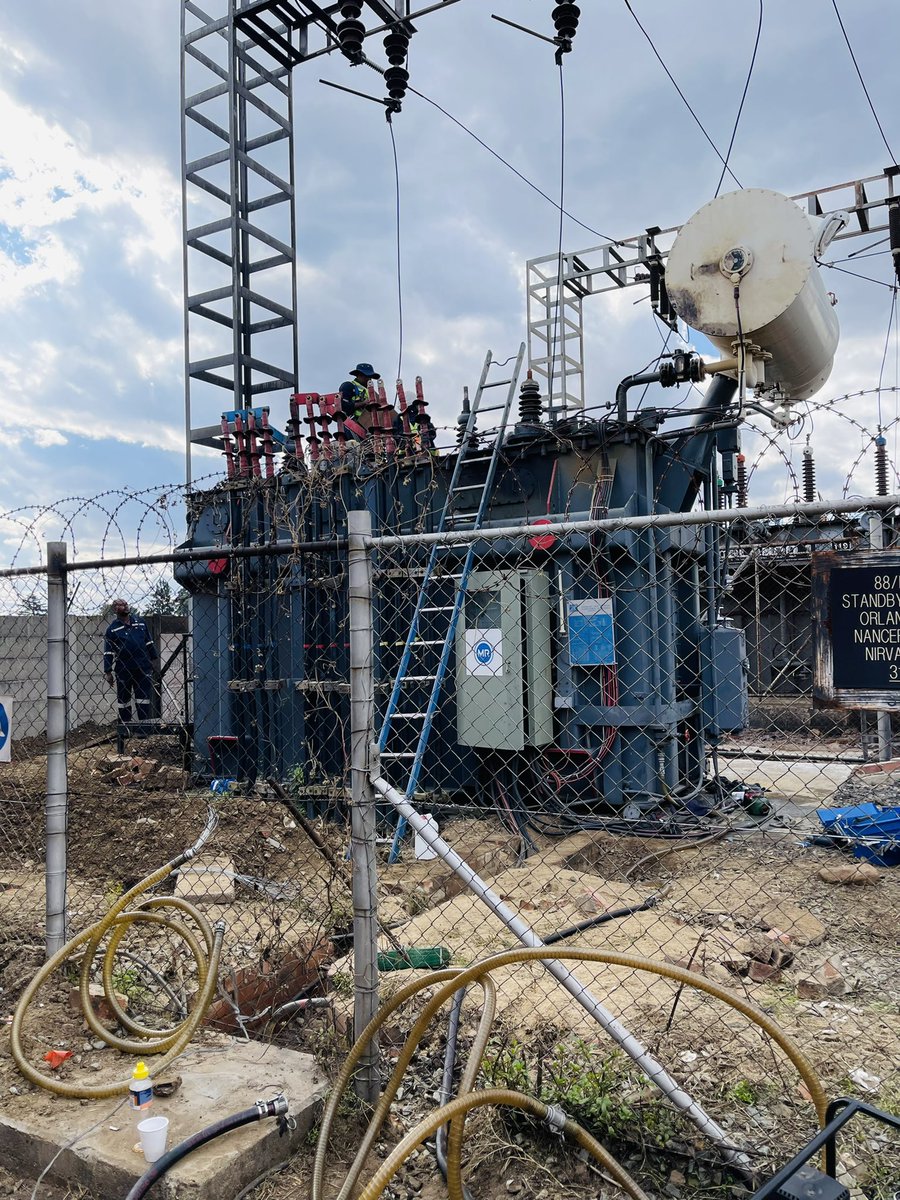CityPowerJhb's tweet photo. #EldosFire 

Technicians just finished topping about 210 Litres of oil and now have commenced with the  connection of HV ( High Voltage) bushings . ^NN https://t.co/uu9Oo9ahxa