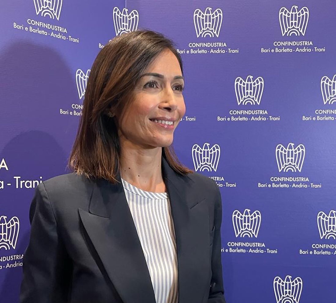 mara_carfagna's tweet photo. Stiamo costruendo un nuovo racconto di #Sud con una scelta di campo precisa: affrontiamo e risolviamo i problemi uno per uno. Asili nido, trasporti, infrastrutture, #ZES: azioni concrete e non demagogia. Oggi a #Bari. https://t.co/WaFalf4Q2Q