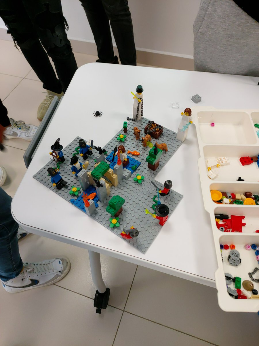 TecHenryCEM's tweet image. Matin #Lego dans la classe de #français des histoires au #PasséComposé