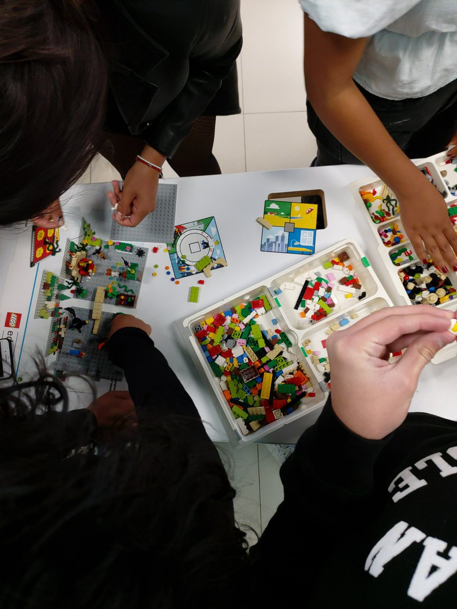 TecHenryCEM's tweet image. Matin #Lego dans la classe de #français des histoires au #PasséComposé