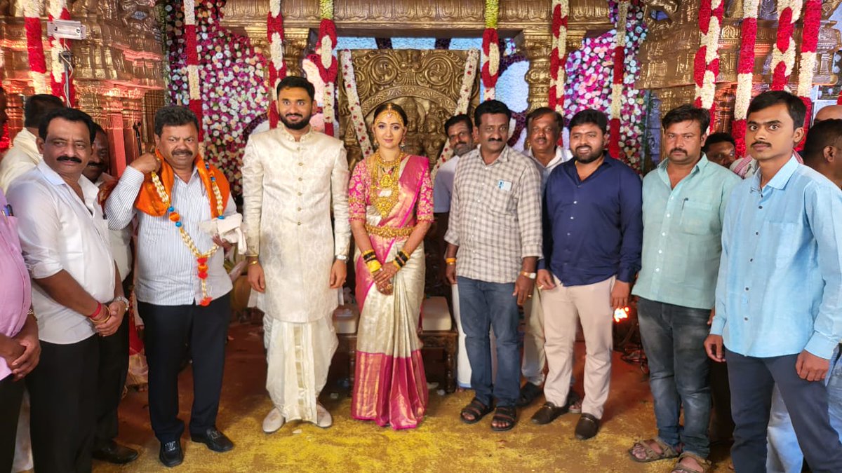 MPRBJP's tweet photo. ಚಿಕ್ಕನಾಯಕನಹಳ್ಳಿ ಕ್ಷೇತ್ರದ ಶಾಸಕರು, ಕಾನೂನು ಮತ್ತು ಸಂಸದೀಯ ಸಚಿವರಾದ ಶ್ರೀ ಮ���ಧುಸ್ವಾಮಿ ಅವರ ಸುಪುತ್ರನ ಮದುವೆ ಕಾರ್ಯಕ್ರಮದಲ್ಲಿ ಪಾಲ್ಗೊಂಡು ನವಜೋಡಿಗೆ ಶುಭಕೋರಿದೆವು. https://t.co/ZnBkPOQfqx