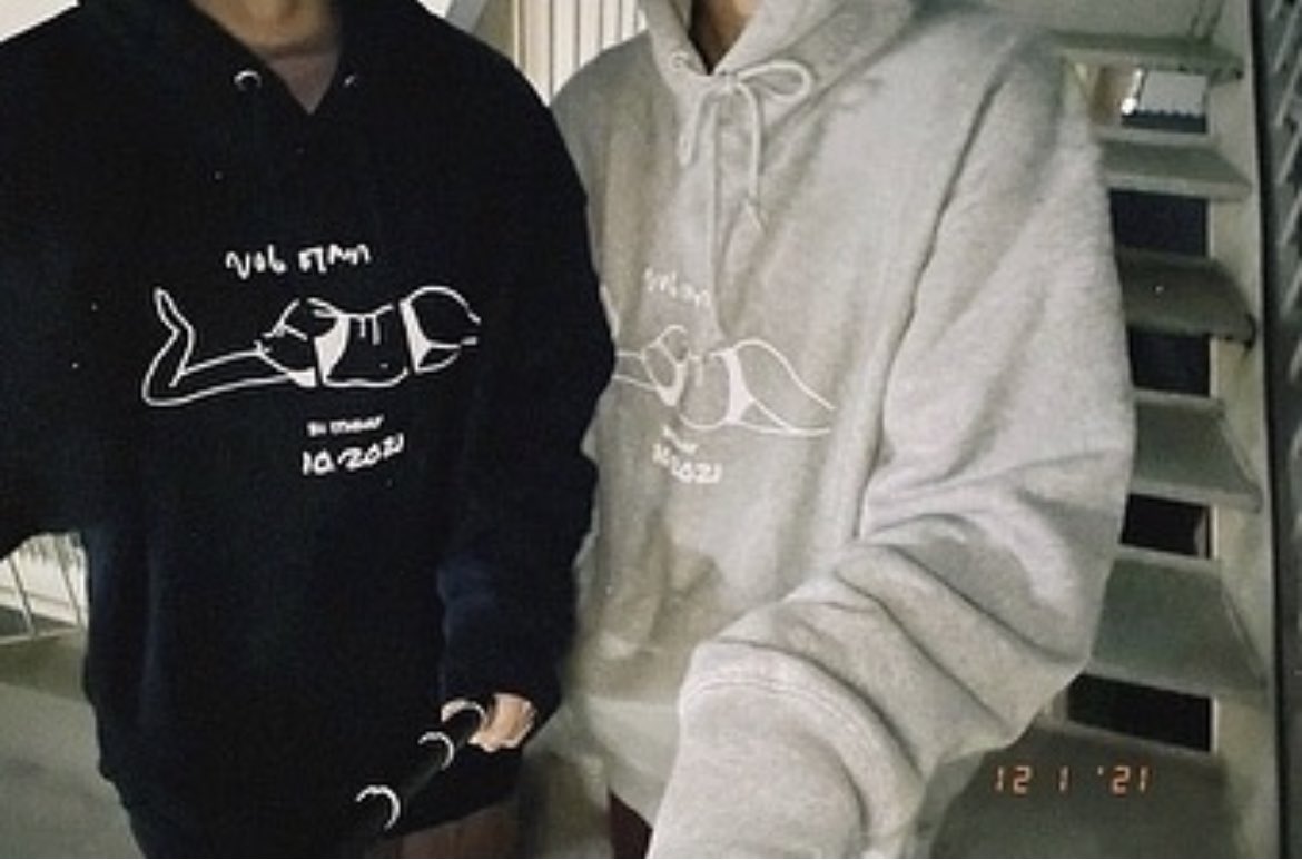 nogiotani's tweet photo. 🪡🪡🪡
⁡
裏起毛のしっかりしたパーカー

グレーとネイビーの2色展開、
どちらも人気です。👏🏻👏🏻

サイズは大きめに着るのが
可愛いかなって思います🪡🪡
⁡⁡
BASEショップにて販売中
⁡ https://t.co/6siQbmdm1G

#パーカー #ストリート #パーカーコーデ
#ネイビー #グレー #ootd https://t.co/PCC7HKLKi1