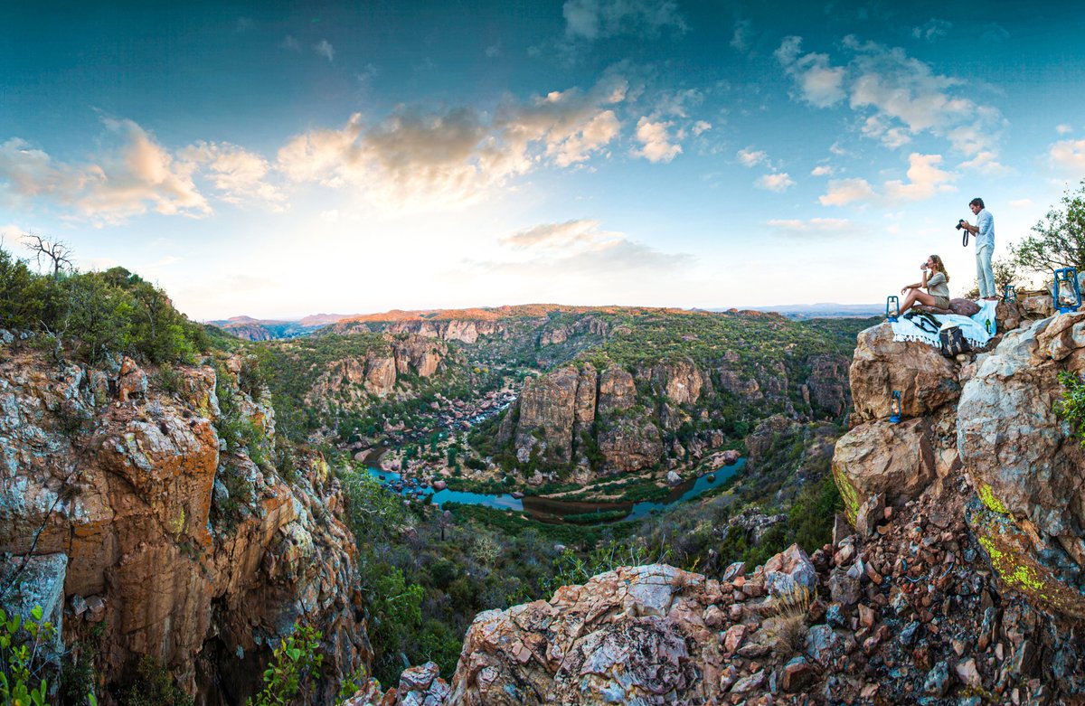 VisitSA_India's tweet photo. Looking for a nice spot for your next picnic? We bet nothing beats the breathtaking view you can get at the very top of a gorge!
The clouds can keep you company. ☁
#ExperienceSASoon #SouthAfricaTravel #MeetSouthAfrica #DiscoverSouthAfrica #adventure #explorer #outdoors https://t.co/mrFhZhoEke