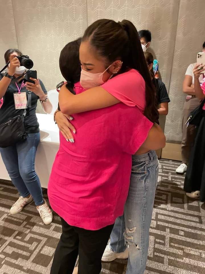 mave_nicegirl's tweet photo. Awww that hug! 😭😭😭💕💕💕 
Kimmy and VP Leni! 

Kim Chiu 
#CebuIsPink #CEBOOM https://t.co/HrbFQsVI0e