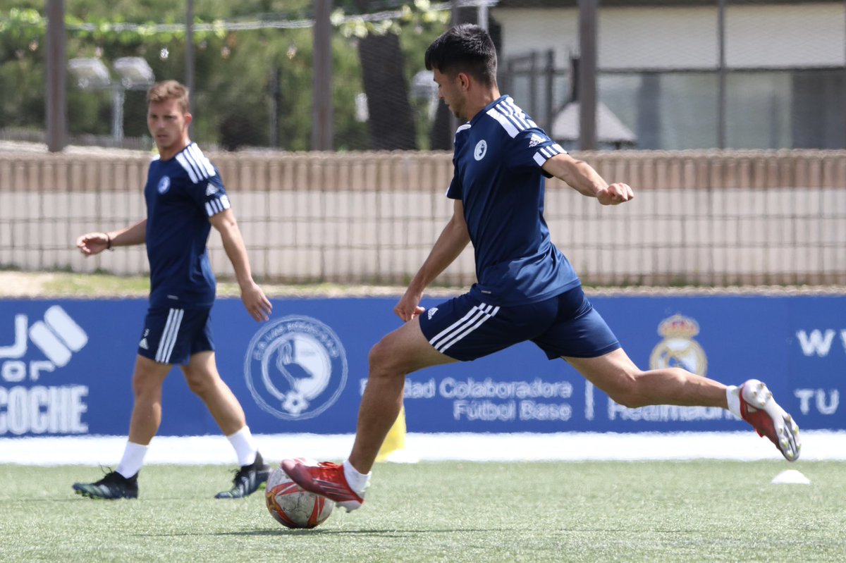 LasRozas_CF's tweet photo. PRIMER EQUIPO| #152. Seguimos con la puesta a punto para el partido del domingo.

El EQUIPO afronta este último tramo con ILUSIÓN, CONFIANZA, OPTIMISMO y ganas de seguir CRECIENDO.

¡Qué bueno ver al míster @CarlosRdiguez17 con las botas!

#CorazonAzul | 💙
#QueTodoVuelvaAEmpezar https://t.co/yyU6PDTElJ