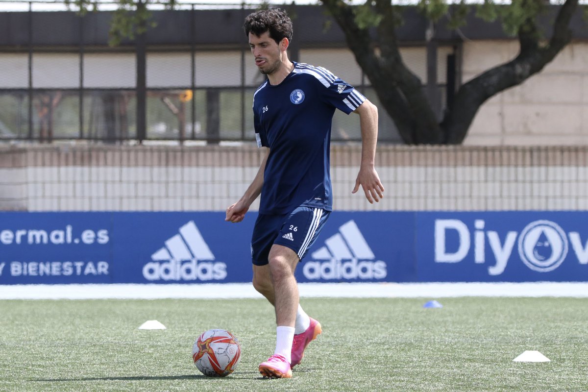 LasRozas_CF's tweet photo. PRIMER EQUIPO| #152. Seguimos con la puesta a punto para el partido del domingo.

El EQUIPO afronta este último tramo con ILUSIÓN, CONFIANZA, OPTIMISMO y ganas de seguir CRECIENDO.

¡Qué bueno ver al míster @CarlosRdiguez17 con las botas!

#CorazonAzul | 💙
#QueTodoVuelvaAEmpezar https://t.co/yyU6PDTElJ