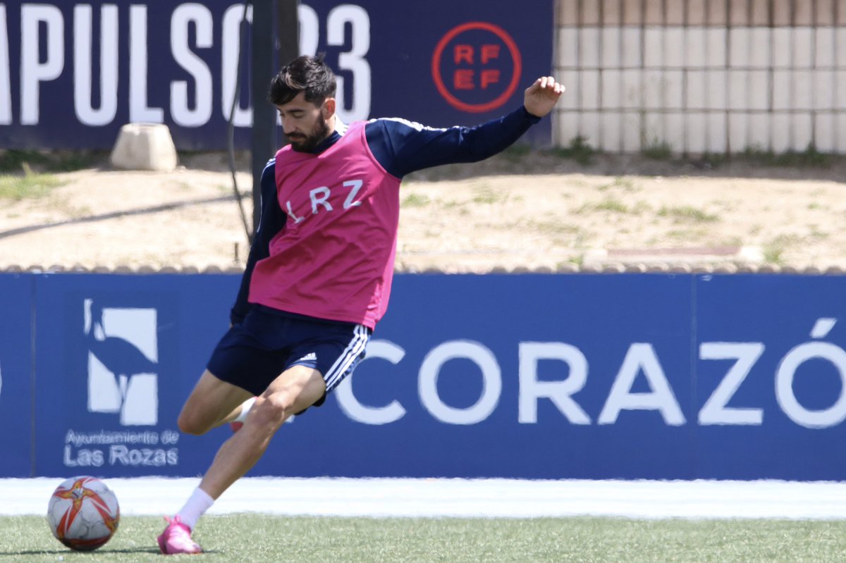 LasRozas_CF's tweet photo. PRIMER EQUIPO| #152. Seguimos con la puesta a punto para el partido del domingo.

El EQUIPO afronta este último tramo con ILUSIÓN, CONFIANZA, OPTIMISMO y ganas de seguir CRECIENDO.

¡Qué bueno ver al míster @CarlosRdiguez17 con las botas!

#CorazonAzul | 💙
#QueTodoVuelvaAEmpezar https://t.co/yyU6PDTElJ