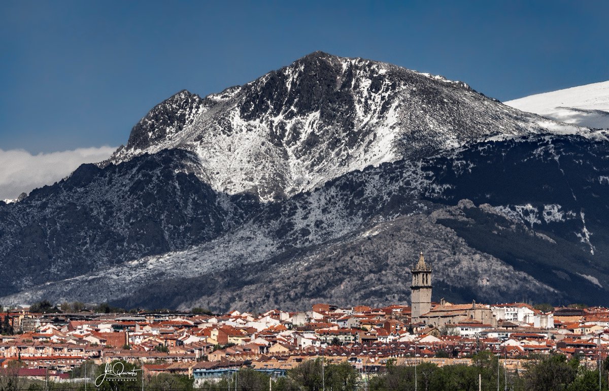 JoseAQuirantes's tweet photo. Vista hace un par de horas de Colmenar Viejo (883 m) con La Maliciosa (2227 m) de fondo, vistos desde Tres Cantos utilizando una focal de 800 mm. El pico y el pueblo están realmente separados por una distancia de 20 km. https://t.co/nzxpRO2l3H