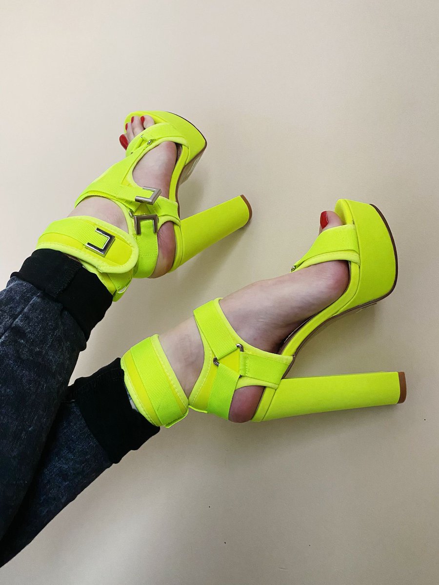 Prezenty, które Królowa uwielbia najbardziej!😍

Wiem, że właśnie teraz wyobrażasz sobie jak obcas zgniata twoje łapska, by za chwile zmiażdżyć twojego małego siusiaka!😁 Twoje nędzne jaja nie wytrzymały by tego nacisku, a ty piszczał byś z bólu jak szczenię!🔥

FinD Feet Fetish