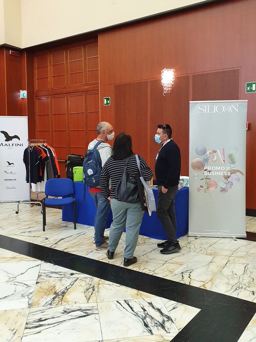 PromoShowMilano's tweet photo. Il #PromoRoadShow è sbarcato a #Napoli per la 1^volta.
Ci trovi fino alle h 17 alla Stazione Marittima. Non mancare!

#Anda #Basic #EmbroideryService #FalkRoss #MakitoItalia #Malfini #PaulStricker #Perletti #PromozionaleItaliana #Figea #RaxyLine #Silicon #Sipec https://t.co/auv8QnYE9N